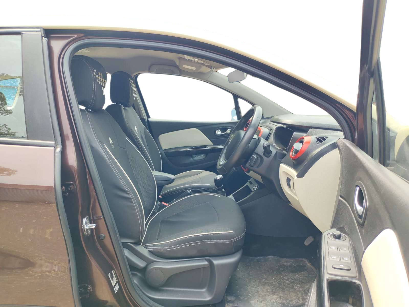2017 Renault Captur RXT DIESEL DUAL TONE, Diesel, Manual, 45,985 km, Right Side Front Door Cabin