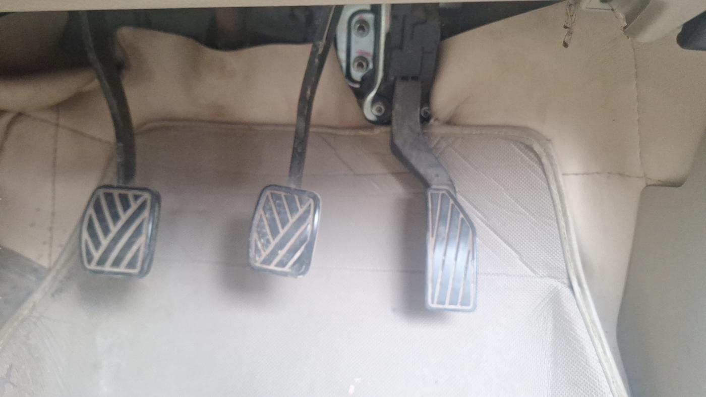 2016 Maruti Ertiga ZDI + SHVS, Diesel, Manual, 86,050 km, Pedals