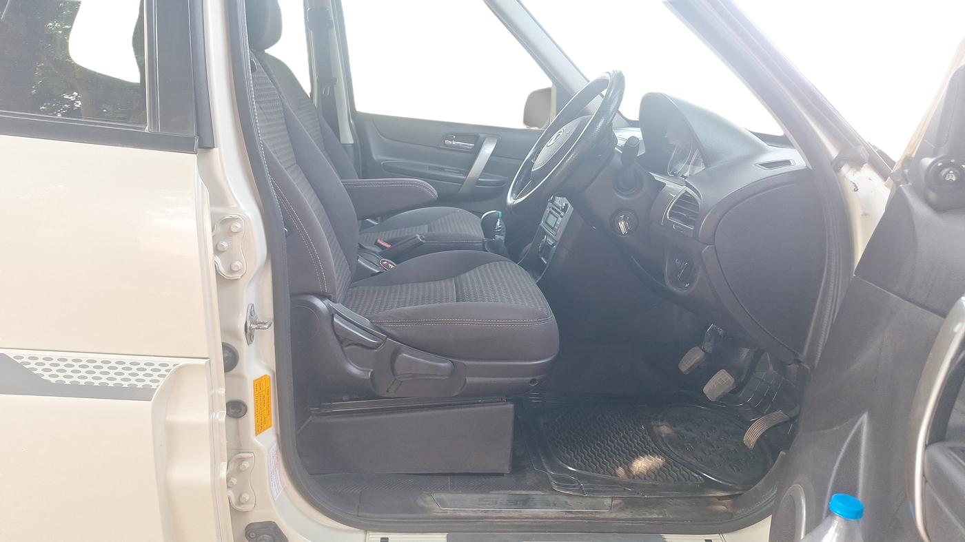 2018 Tata Safari Storme 2.2 VX 4X2, Diesel, Manual, 85,530 km, Right Side Front Door Cabin