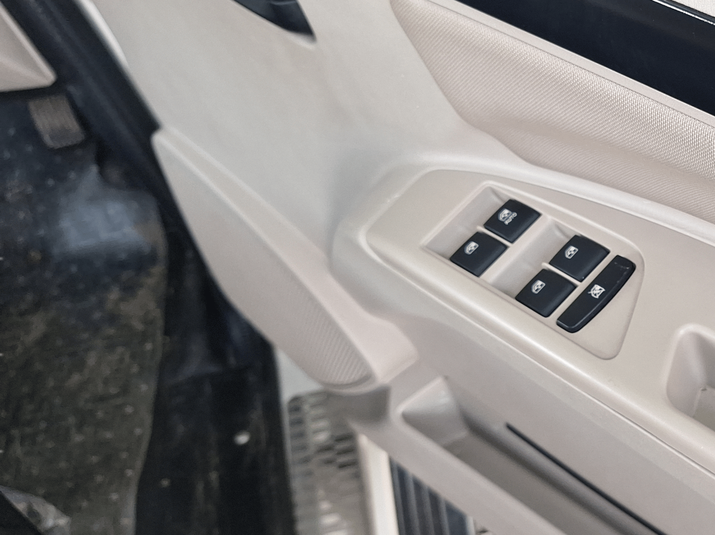 2023 Mahindra SCORPIO CLASSIC S11 7STR, Diesel, Manual, 40,388 km, Driver Side Door Panel Controls