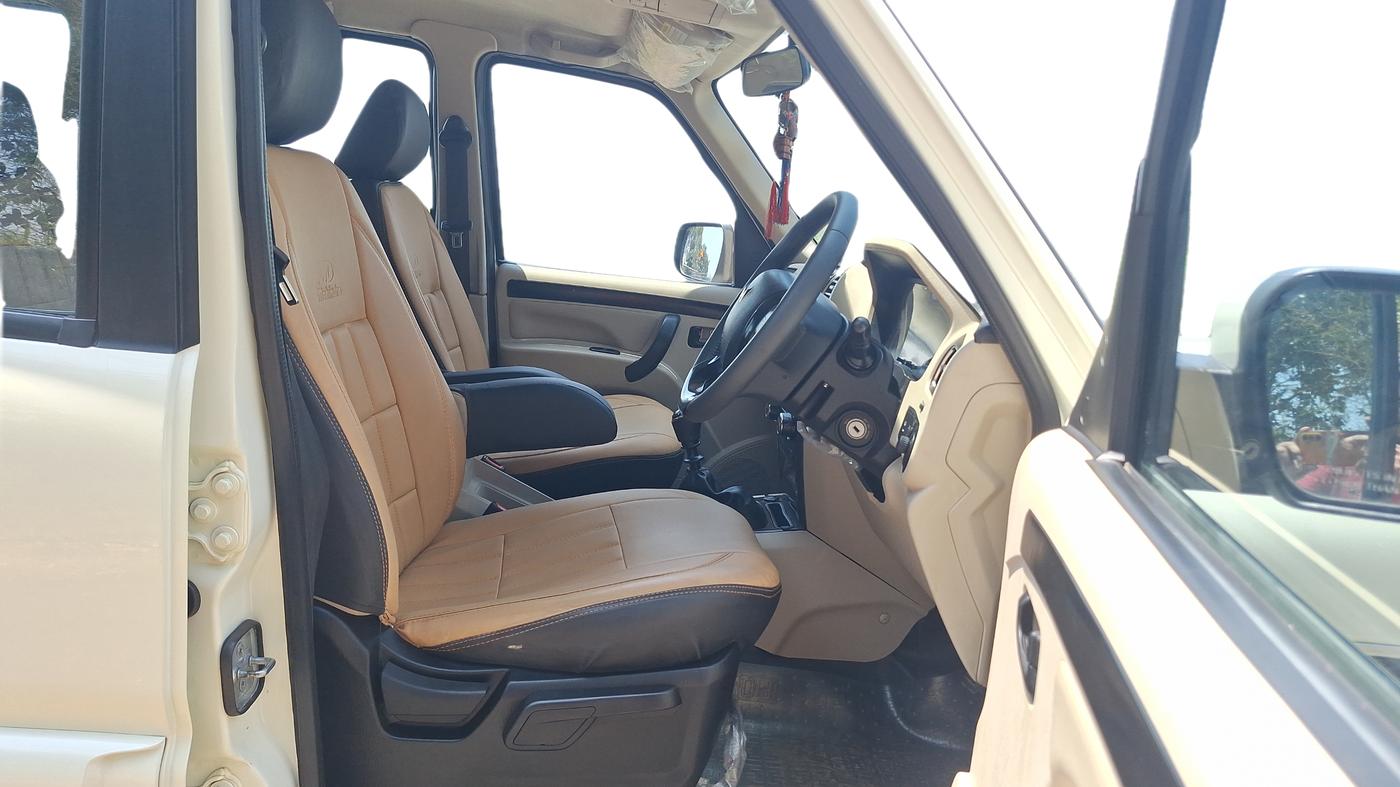 2023 Mahindra SCORPIO CLASSIC S11 7STR, Diesel, Manual, 40,388 km, Right Side Front Door Cabin