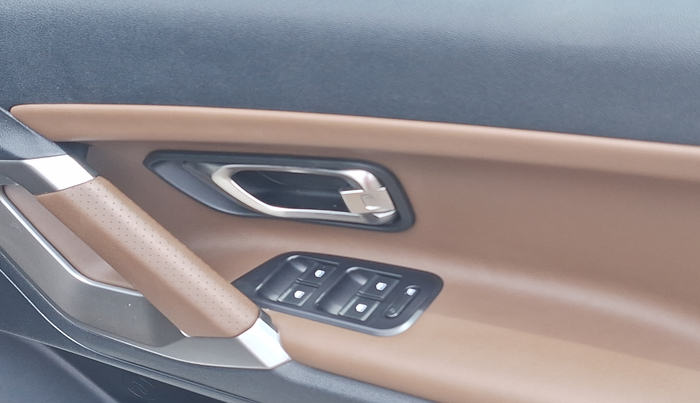 2020 Tata Harrier XZ PLUS 2.0L, Diesel, Manual, 43,414 km, Driver Side Door Panel Controls