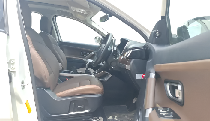 2020 Tata Harrier XZ PLUS 2.0L, Diesel, Manual, 43,414 km, Right Side Front Door Cabin