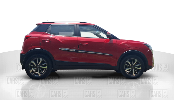 2021 Mahindra XUV300 W8 (O) 1.5 DIESEL, Diesel, Manual, 73,941 km, Right Side View