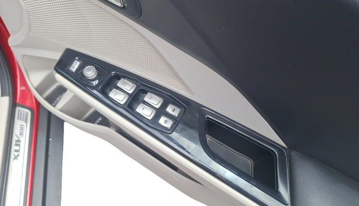 2021 Mahindra XUV300 W8 (O) 1.5 DIESEL, Diesel, Manual, 73,941 km, Driver Side Door Panel Controls