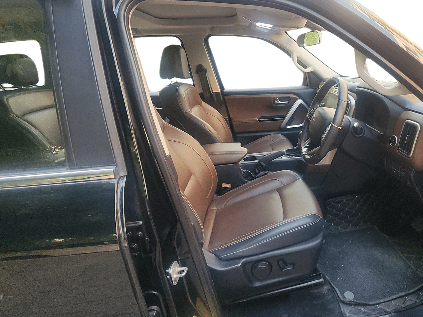 2022 Mahindra SCORPIO-N Z8 L PETROL AT 6 STR, Petrol, Automatic, 22,882 km, Right Side Front Door Cabin