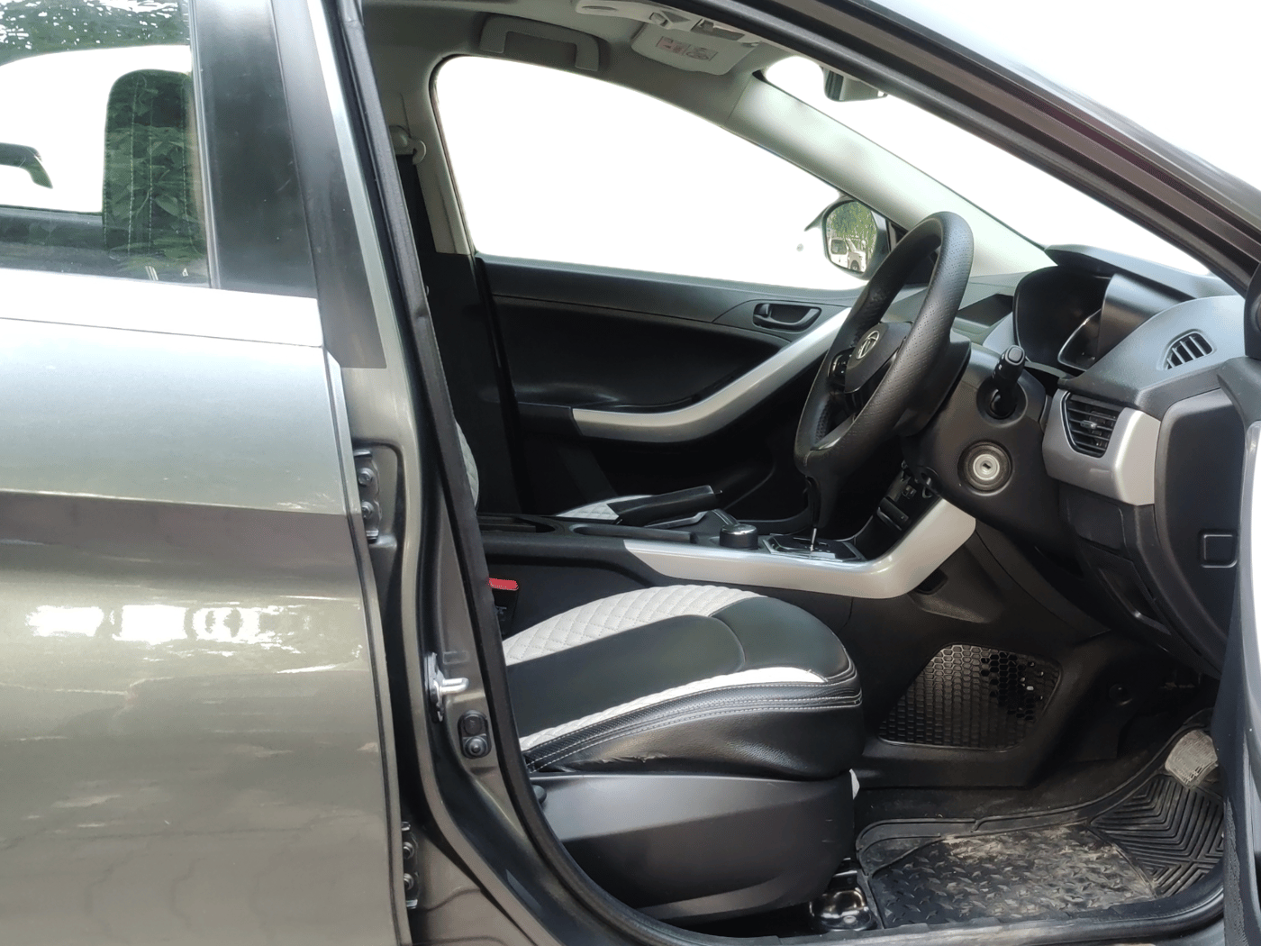 2022 Tata NEXON XMA SUNROOF PETROL, Petrol, Automatic, 23,658 km, Right Side Front Door Cabin