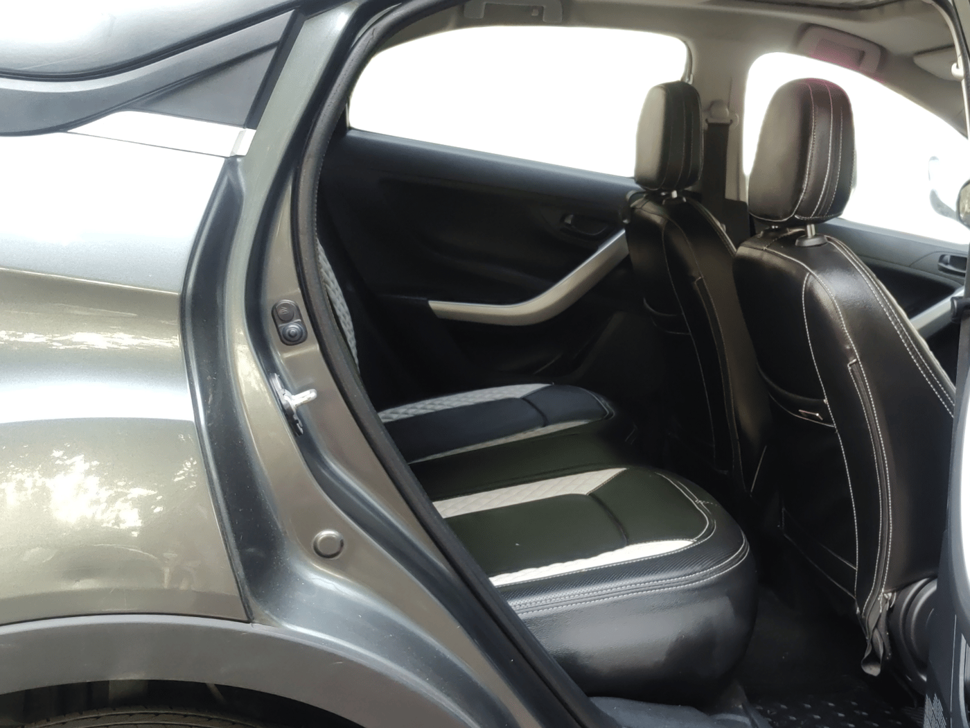 2022 Tata NEXON XMA SUNROOF PETROL, Petrol, Automatic, 23,658 km, Right Side Rear Door Cabin