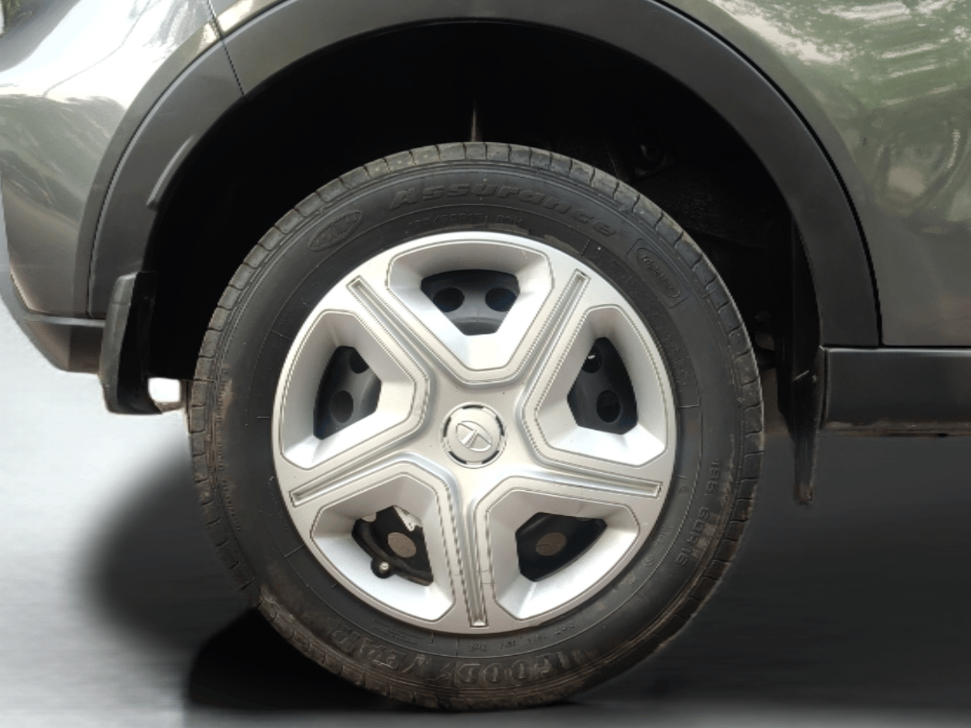 2022 Tata NEXON XMA SUNROOF PETROL, Petrol, Automatic, 23,658 km, Right Rear Wheel