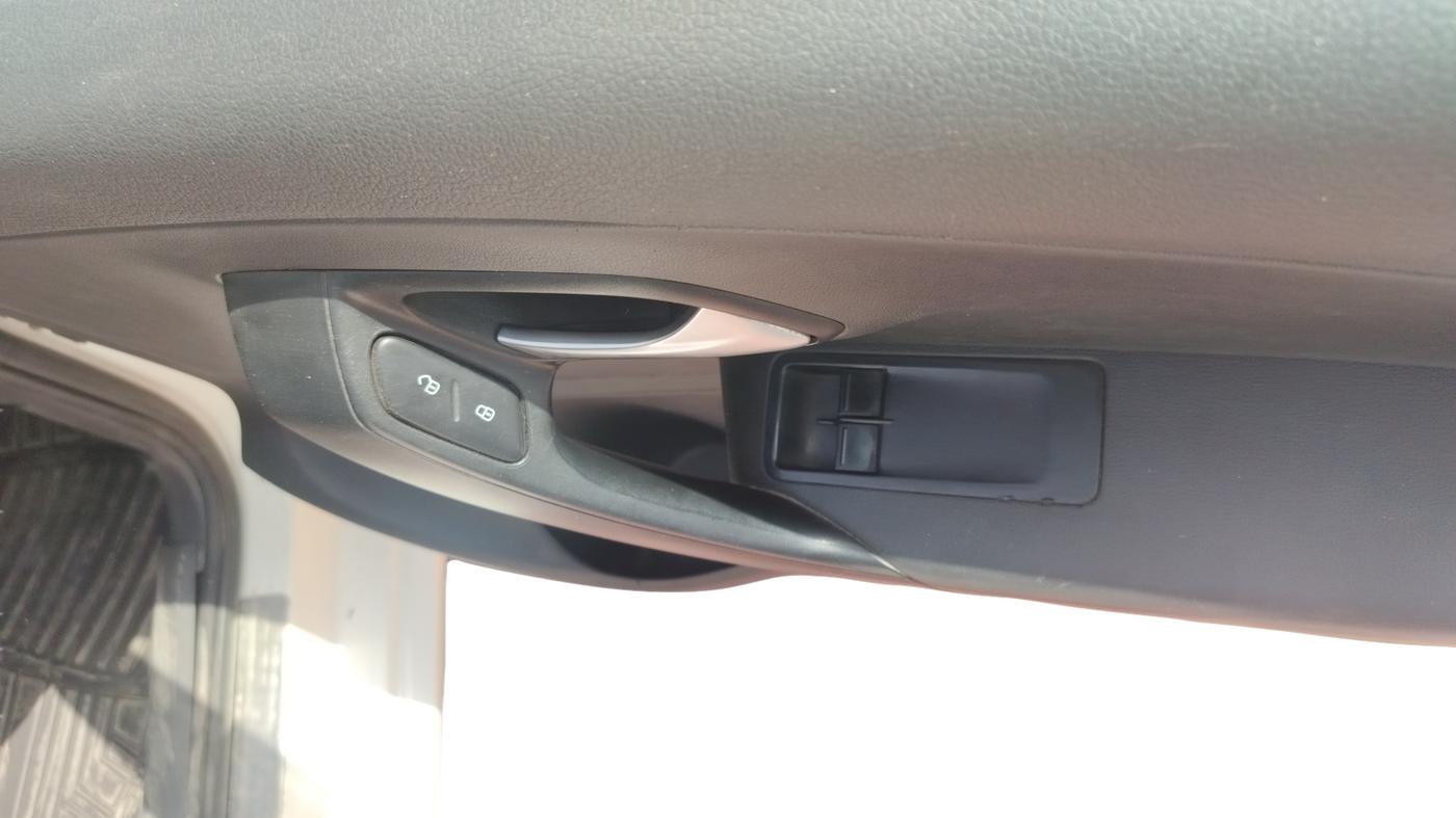 2019 Volkswagen Polo TRENDLINE 1.0L, Petrol, Manual, 75,171 km, Driver Side Door Panel Controls