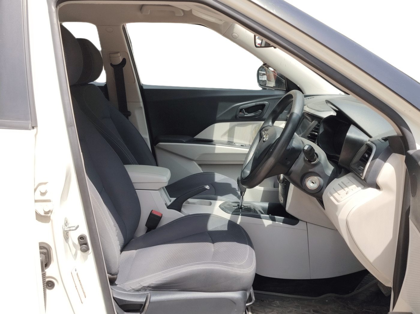2019 Mahindra XUV300 W6 1.5 DIESEL AMT, Diesel, Automatic, 43,474 km, Right Side Front Door Cabin