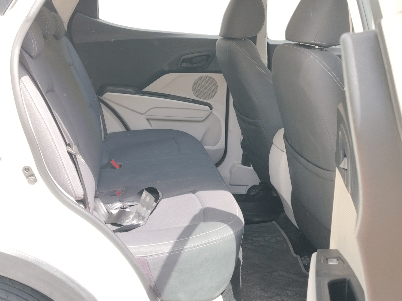 2019 Mahindra XUV300 W6 1.5 DIESEL AMT, Diesel, Automatic, 43,474 km, Right Side Rear Door Cabin