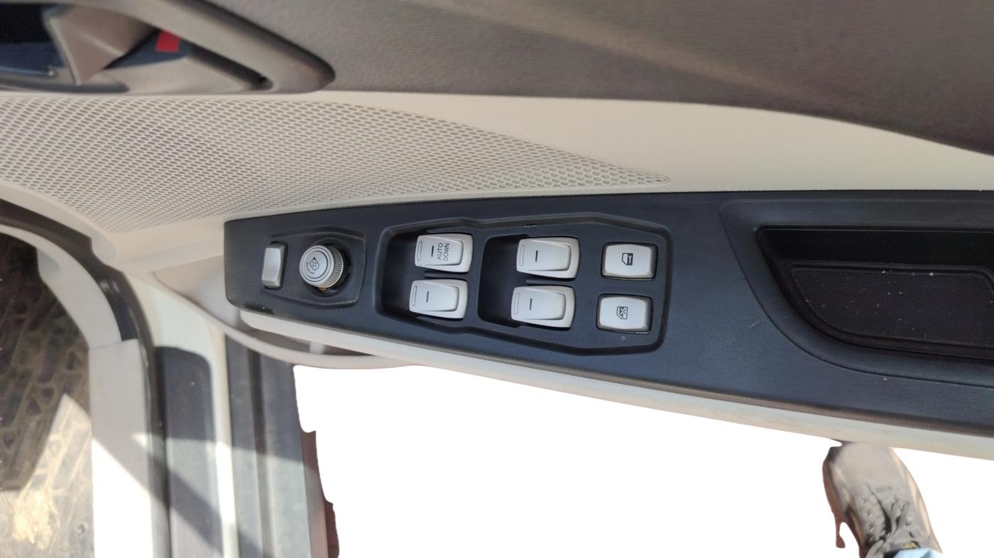 2019 Mahindra XUV300 W6 1.5 DIESEL AMT, Diesel, Automatic, 43,474 km, Driver Side Door Panel Controls