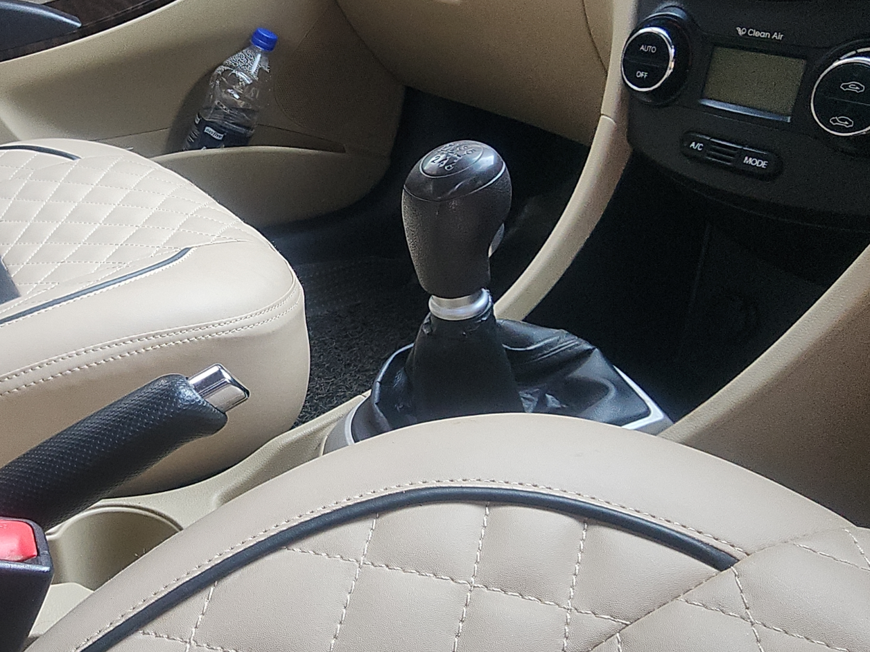 2012 Hyundai Verna FLUIDIC 1.6 CRDI SX, Diesel, Manual, 73,000 km, Gear Lever