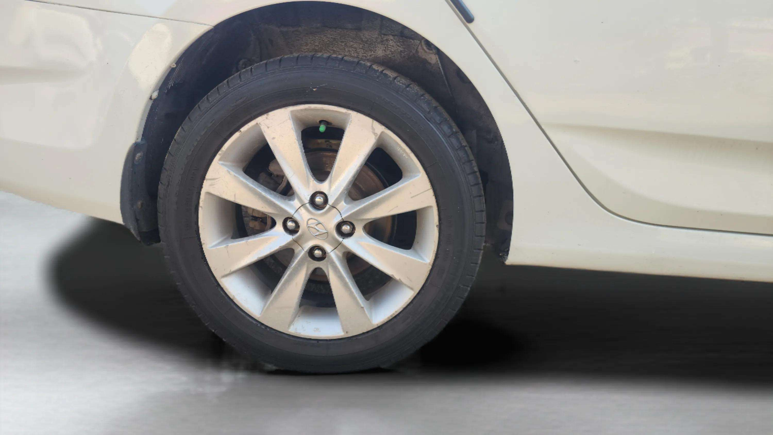2012 Hyundai Verna FLUIDIC 1.6 CRDI SX, Diesel, Manual, 73,000 km, Right Rear Wheel