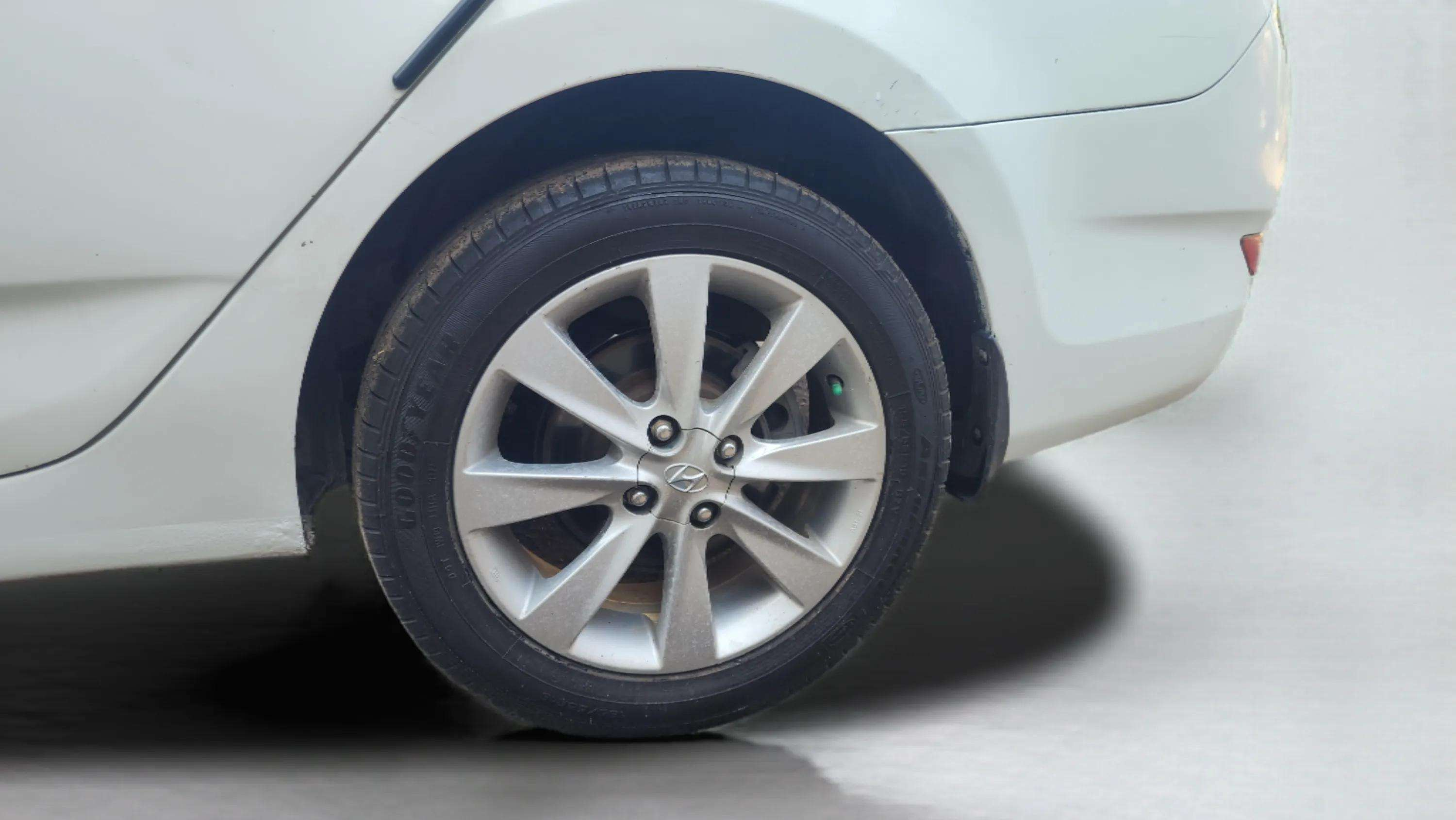 2012 Hyundai Verna FLUIDIC 1.6 CRDI SX, Diesel, Manual, 73,000 km, Left Rear Wheel