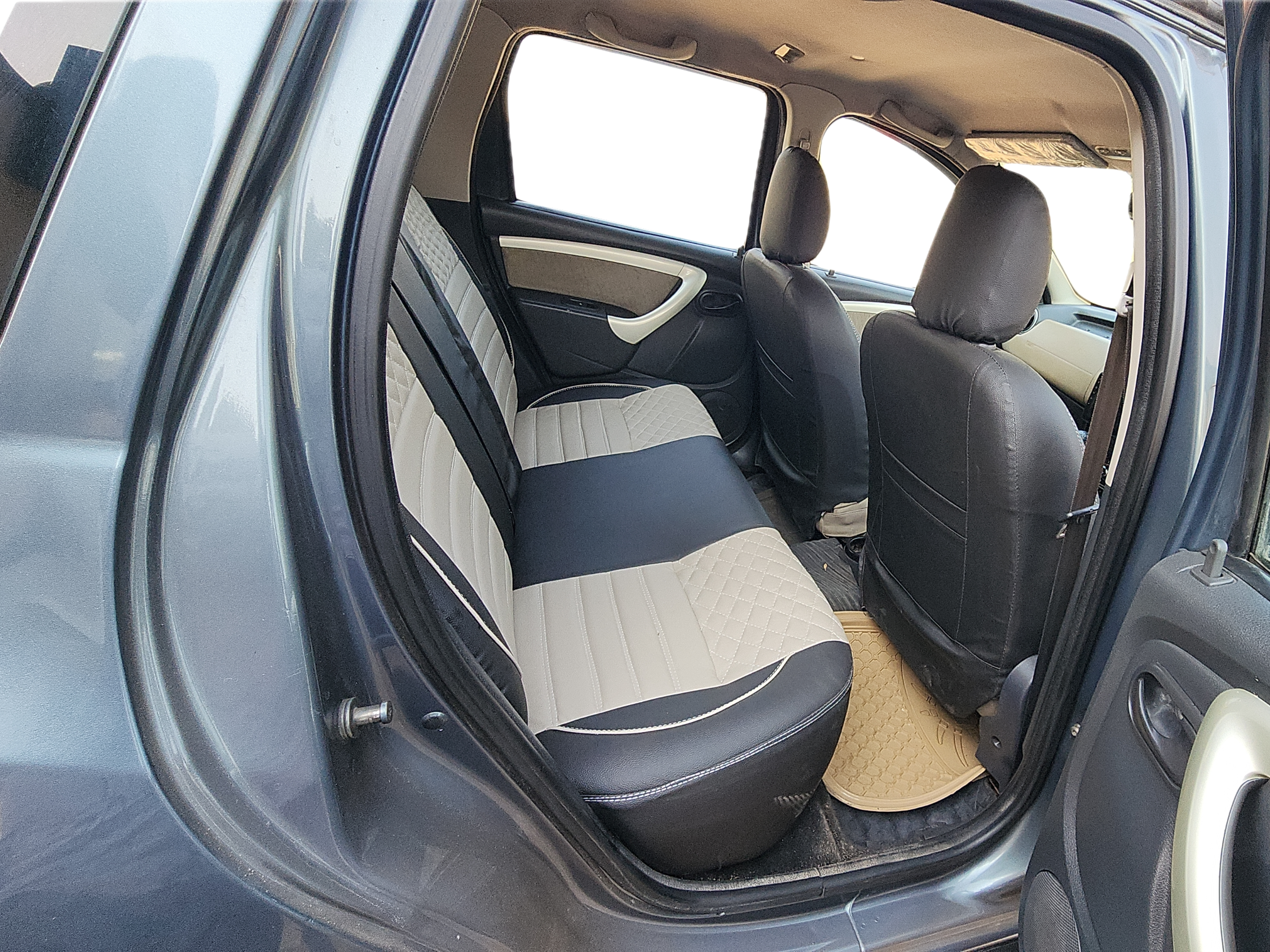 2013 Renault Duster 85 PS RXL DIESEL, Diesel, Manual, 87,000 km, Right Side Rear Door Cabin