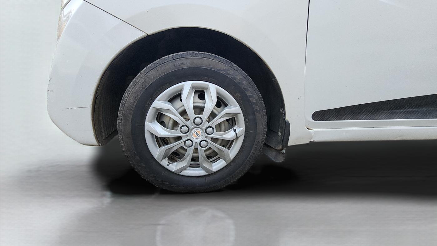 2017 Hyundai Eon ERA + SE, Petrol, Manual, 1,07,754 km, Left Front Wheel