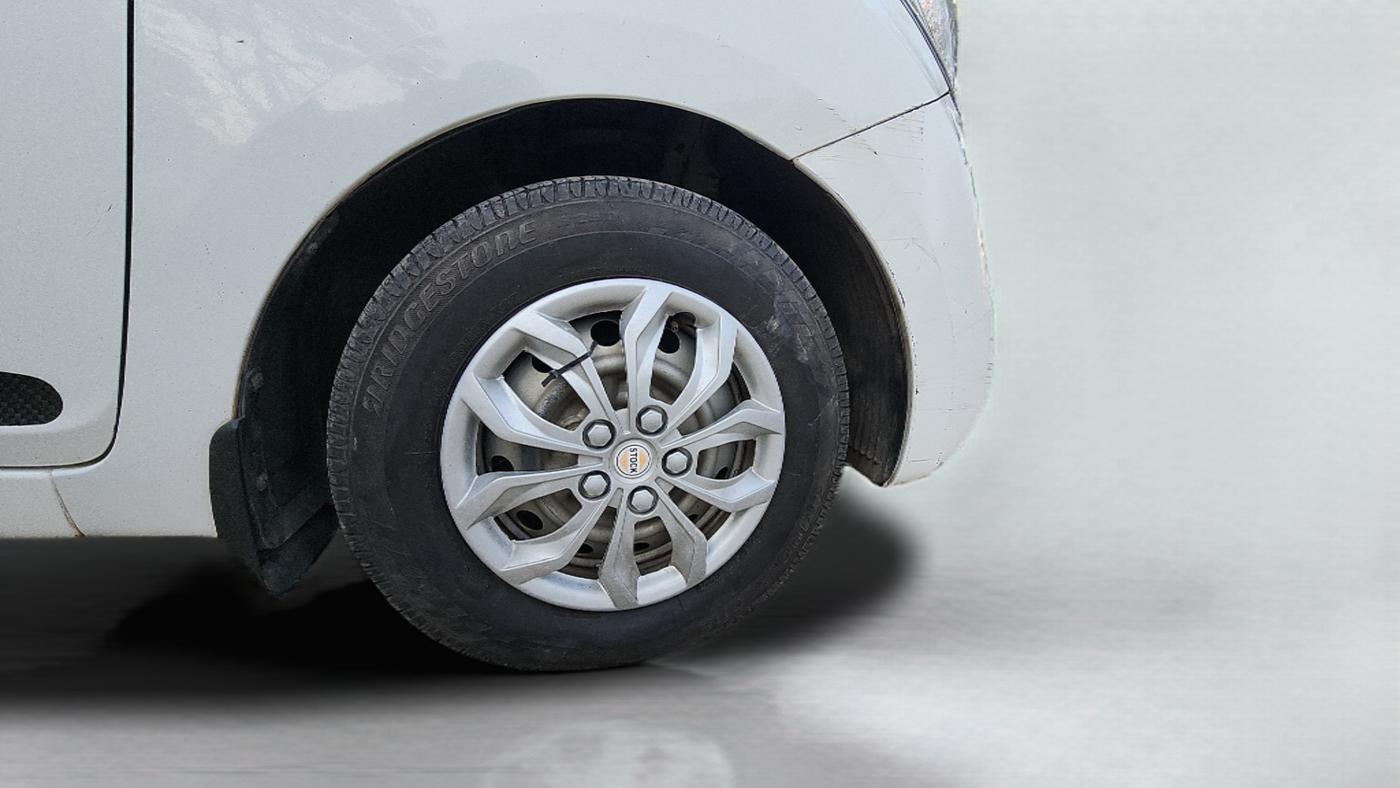 2017 Hyundai Eon ERA + SE, Petrol, Manual, 1,07,754 km, Right Front Wheel