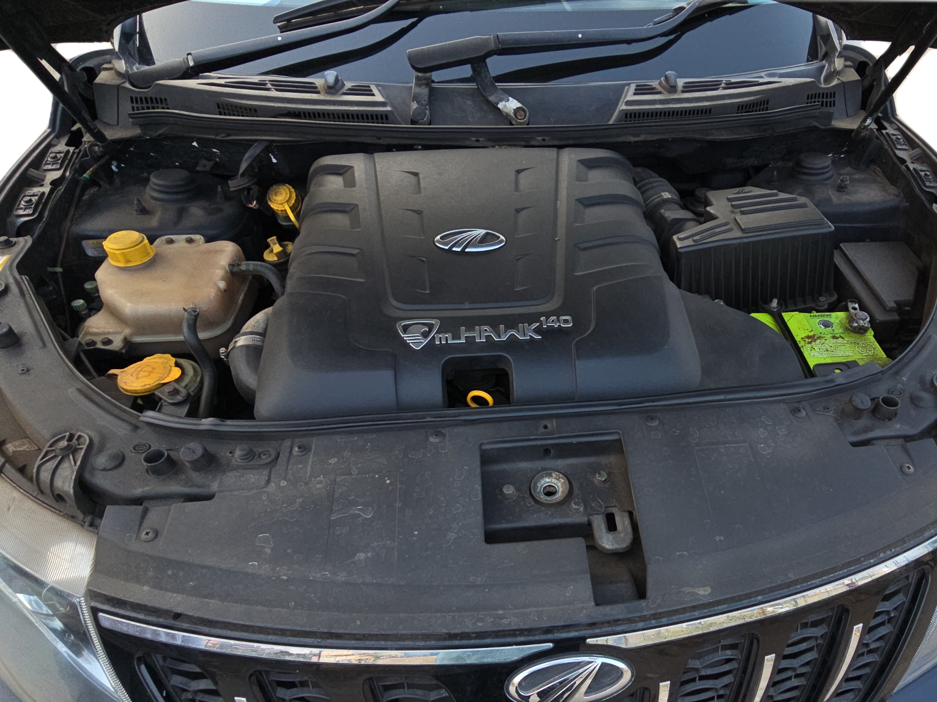 2015 Mahindra XUV500 W10, Diesel, Manual, 1,16,408 km, Open Bonnet