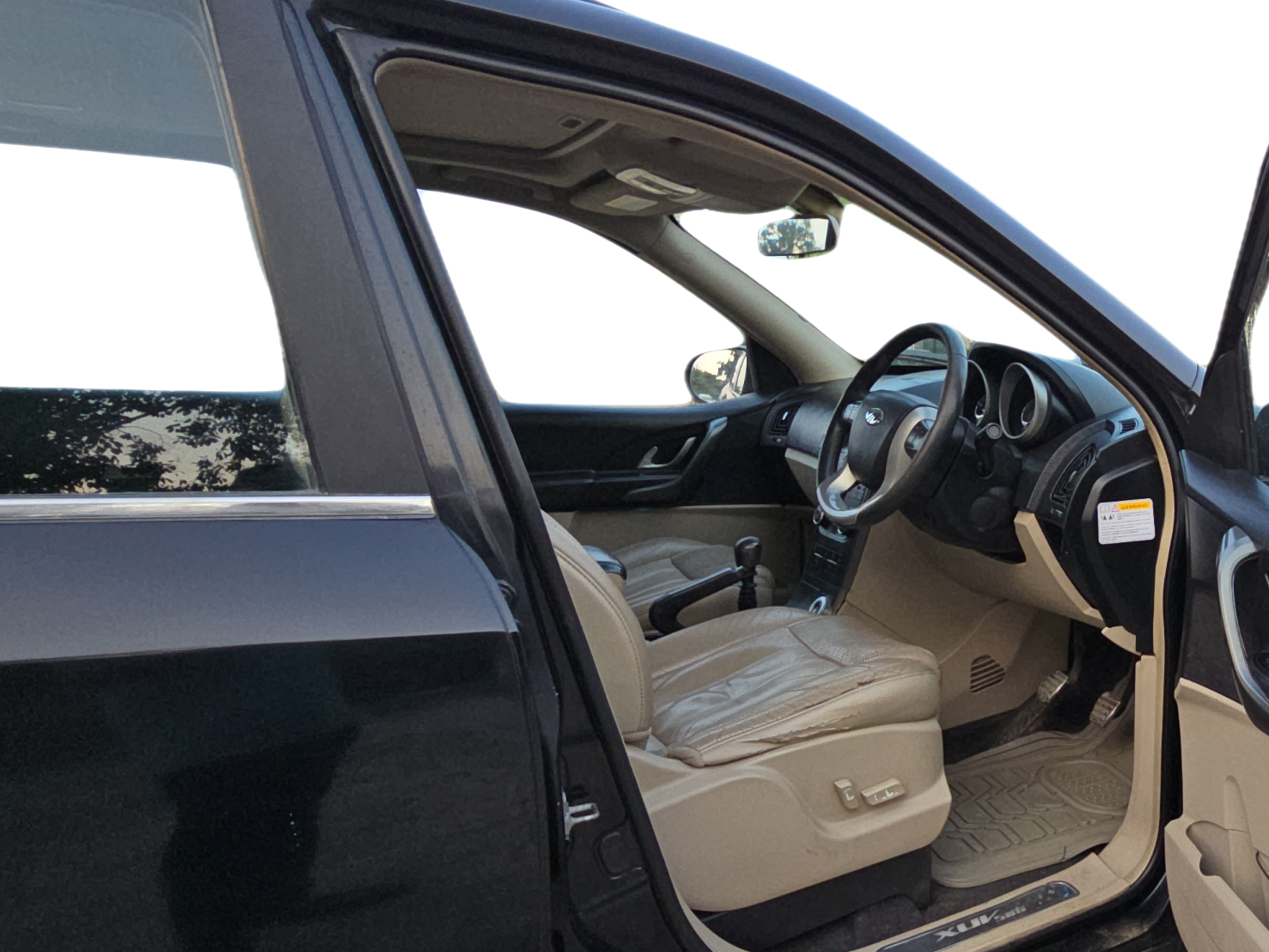 2015 Mahindra XUV500 W10, Diesel, Manual, 1,16,408 km, Right Side Front Door Cabin