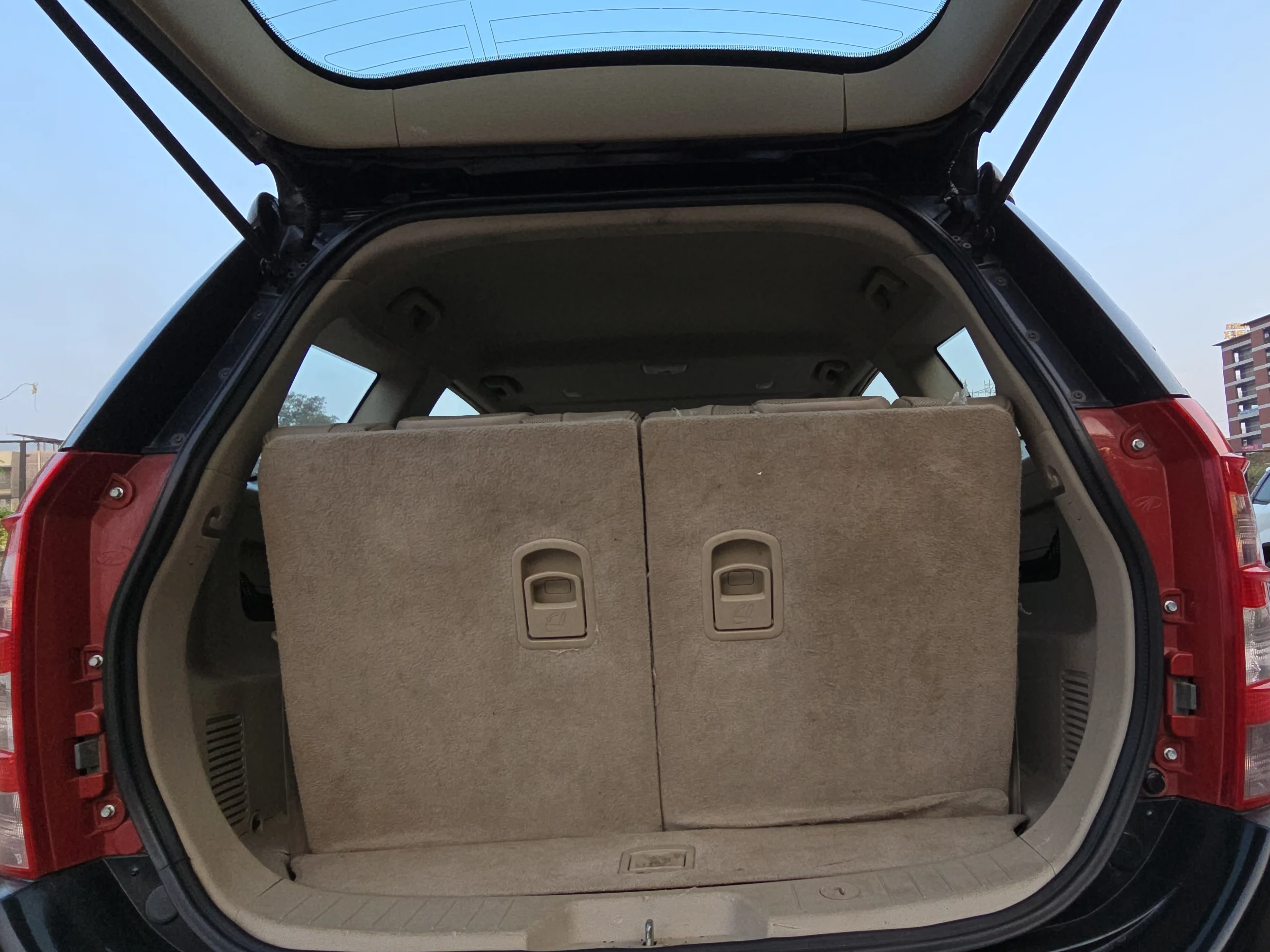 2015 Mahindra XUV500 W10, Diesel, Manual, 1,16,408 km, Boot Inside