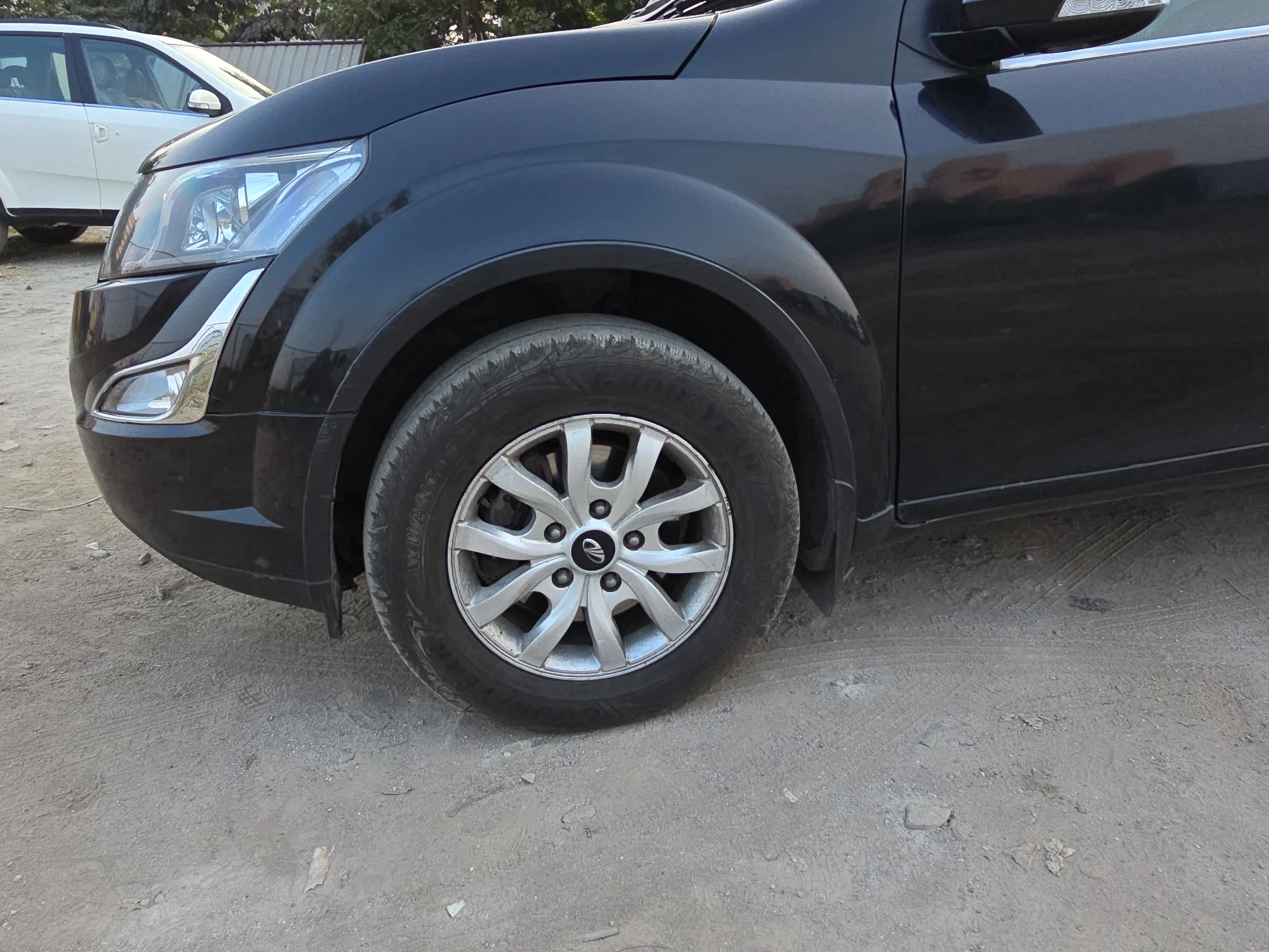 2015 Mahindra XUV500 W10, Diesel, Manual, 1,16,408 km, Left Front Wheel