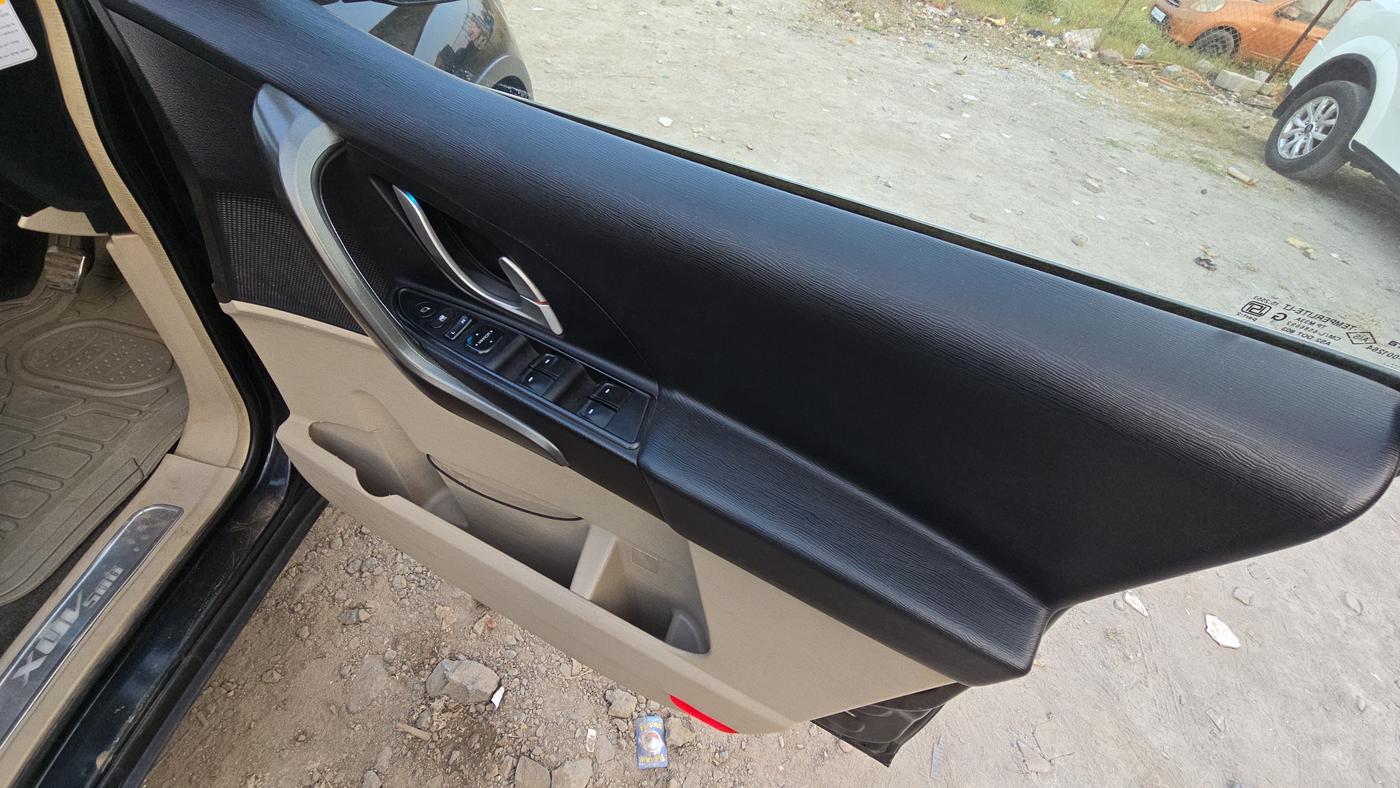 2015 Mahindra XUV500 W10, Diesel, Manual, 1,16,408 km, Driver Side Door Panel Controls