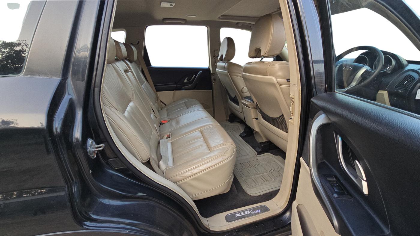 2015 Mahindra XUV500 W10, Diesel, Manual, 1,16,408 km, Right Side Rear Door Cabin