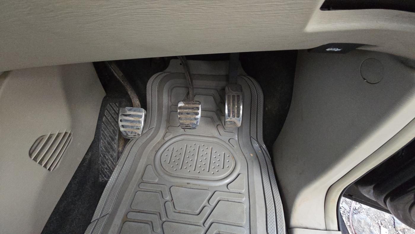 2015 Mahindra XUV500 W10, Diesel, Manual, 1,16,408 km, Pedals