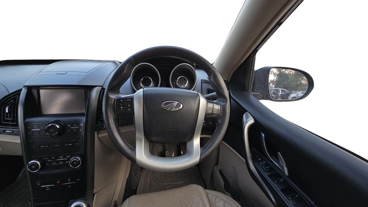 2015 Mahindra XUV500 W10, Diesel, Manual, 1,16,408 km, Steering Wheel Close Up