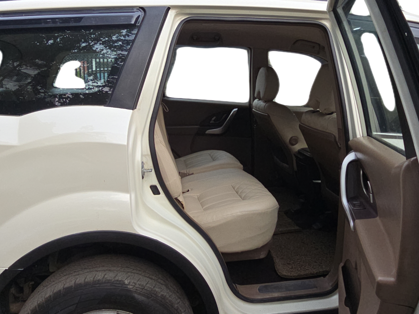 2013 Mahindra XUV500 W8, Diesel, Manual, 73,227 km, Right Side Rear Door Cabin