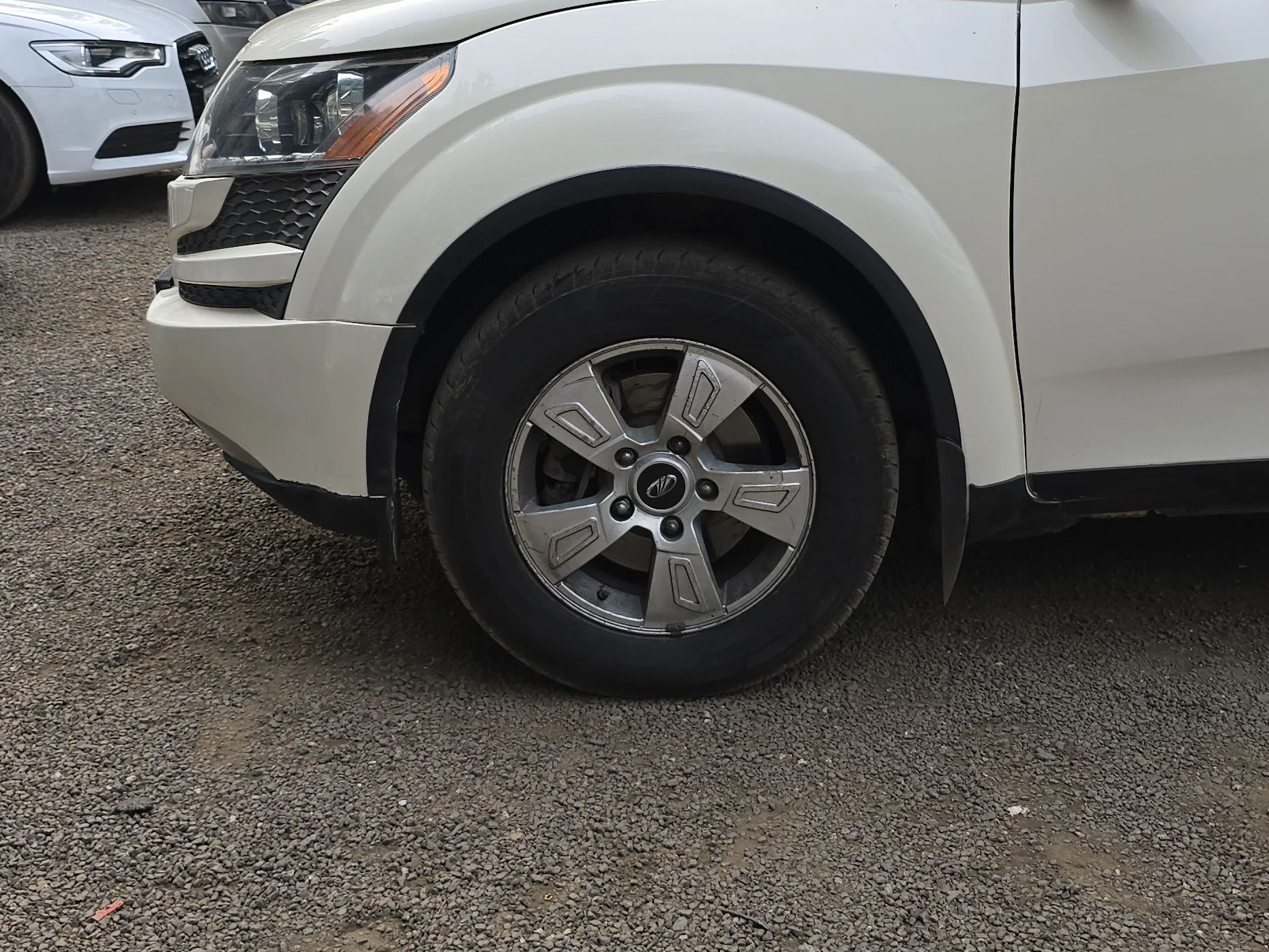 2013 Mahindra XUV500 W8, Diesel, Manual, 73,227 km, Left Front Wheel