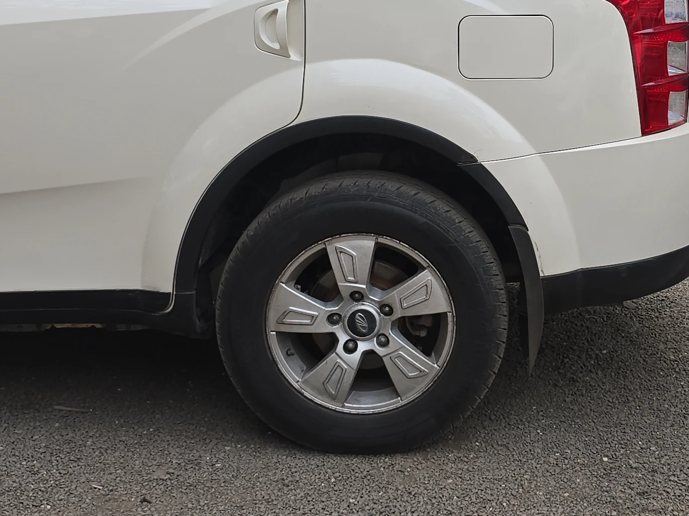 2013 Mahindra XUV500 W8, Diesel, Manual, 73,227 km, Left Rear Wheel