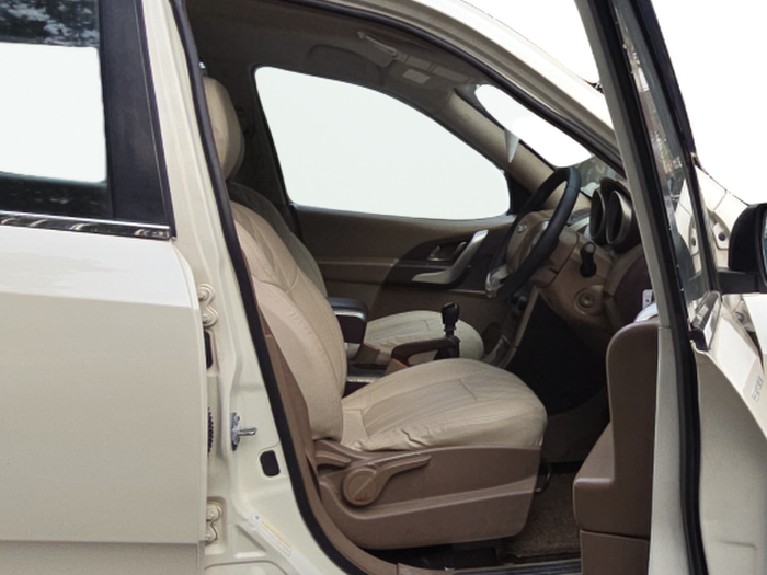 2013 Mahindra XUV500 W8, Diesel, Manual, 73,227 km, Right Side Front Door Cabin