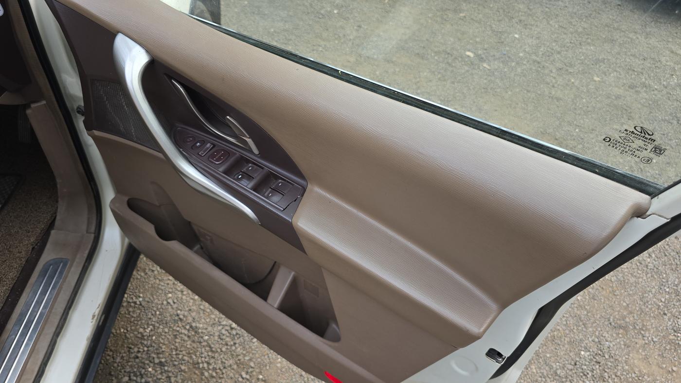 2013 Mahindra XUV500 W8, Diesel, Manual, 73,227 km, Driver Side Door Panel Controls
