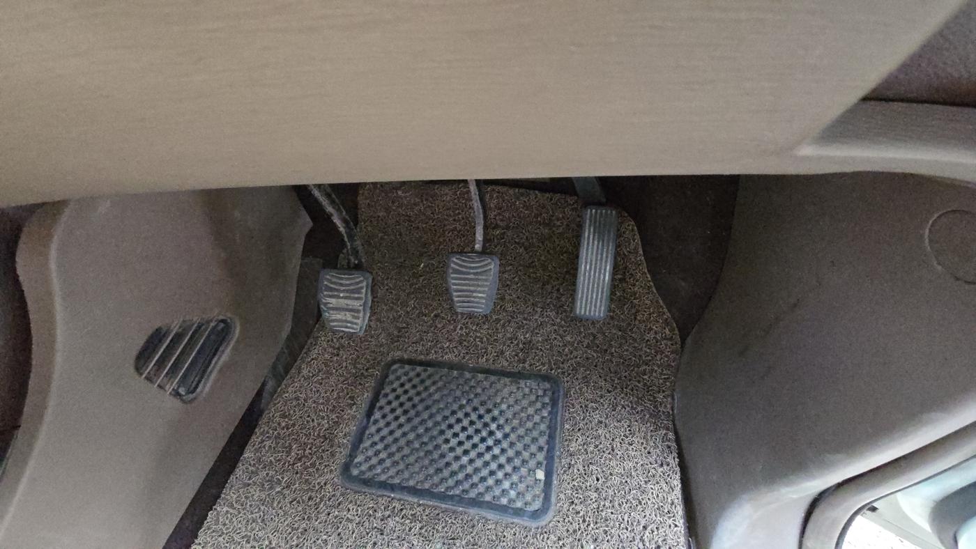 2013 Mahindra XUV500 W8, Diesel, Manual, 73,227 km, Pedals
