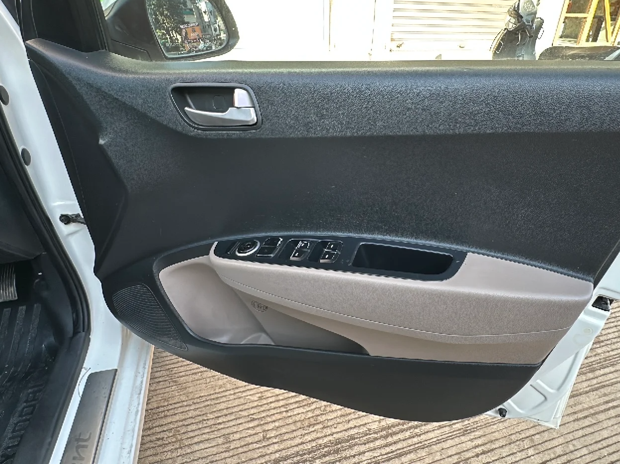 2015 Hyundai Xcent SX 1.2 (O), Petrol, Manual, 86,000 km, Driver Side Door Panel Controls