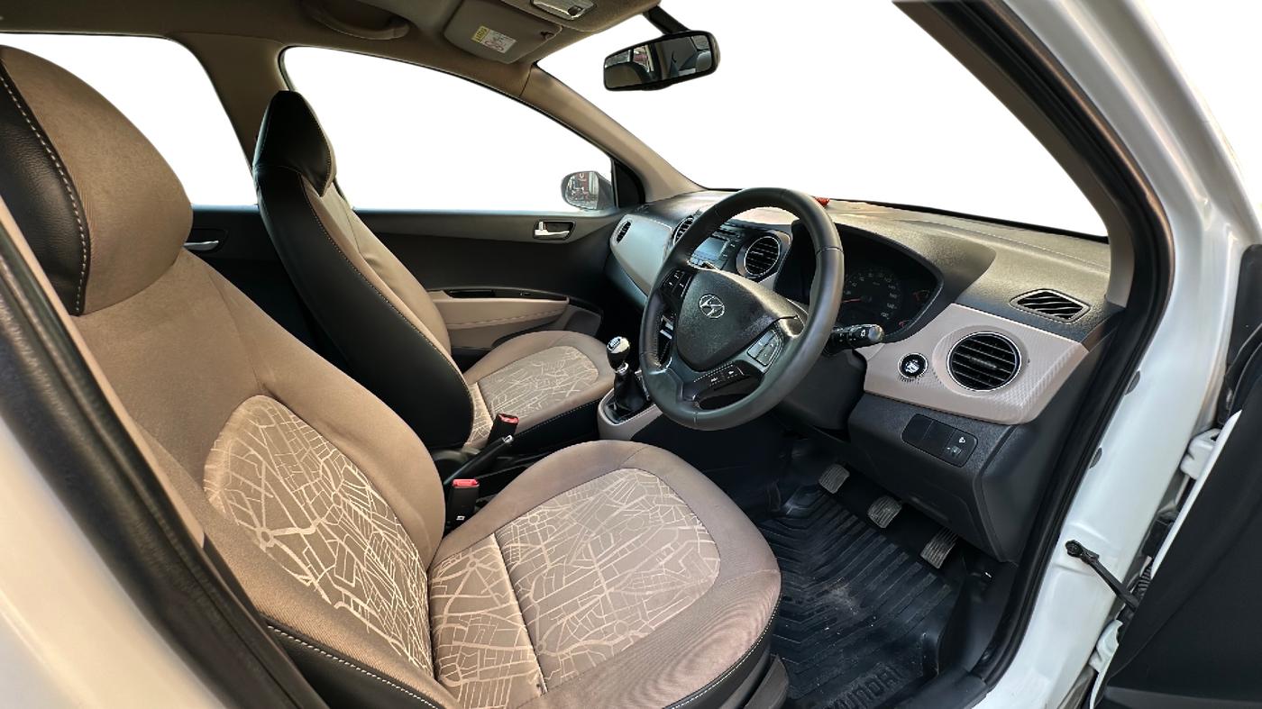 2015 Hyundai Xcent SX 1.2 (O), Petrol, Manual, 86,000 km, Right Side Front Door Cabin