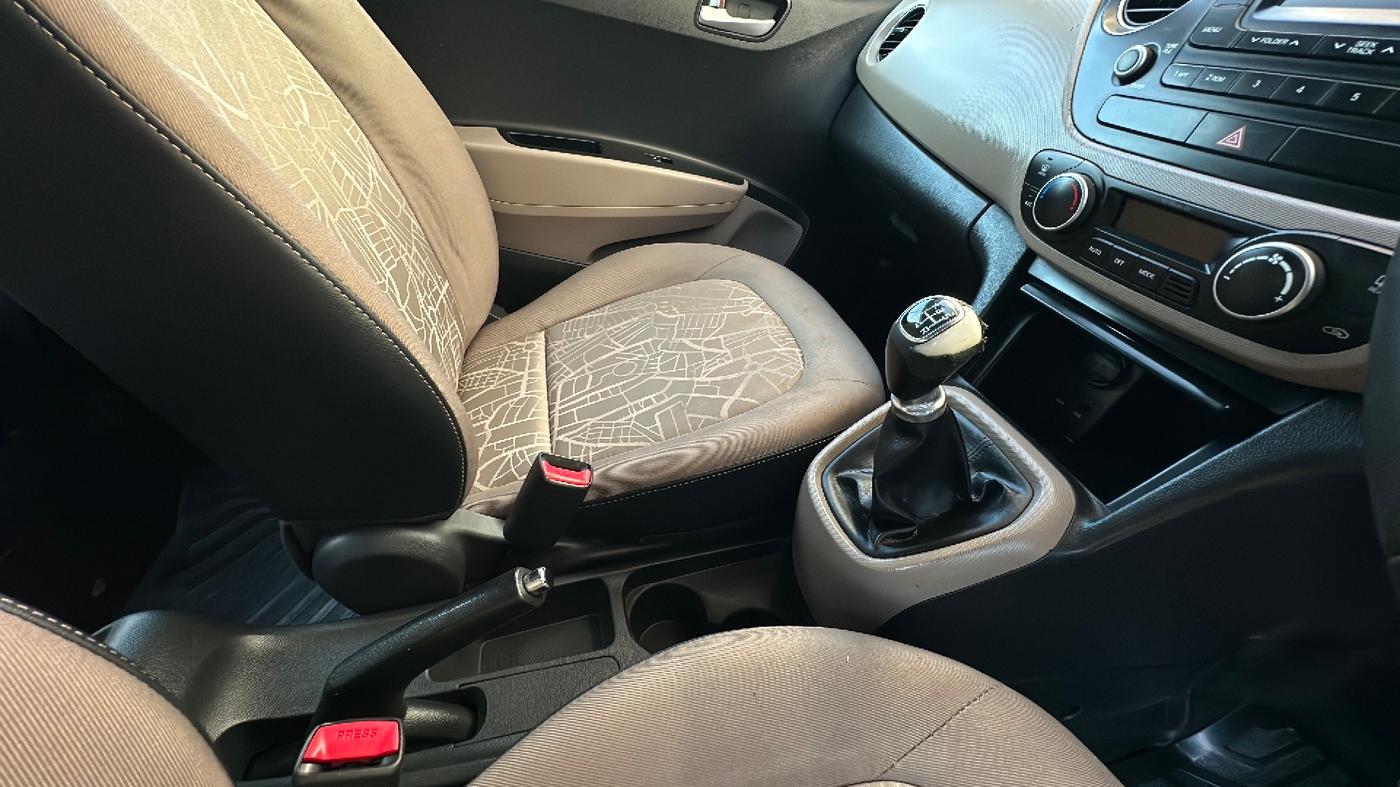 2015 Hyundai Xcent SX 1.2 (O), Petrol, Manual, 86,000 km, Gear Lever