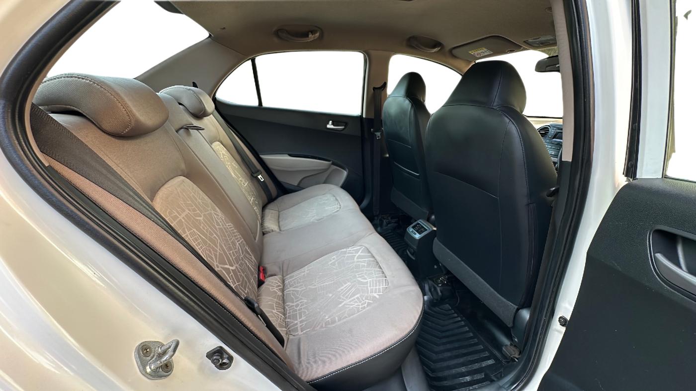 2015 Hyundai Xcent SX 1.2 (O), Petrol, Manual, 86,000 km, Right Side Rear Door Cabin
