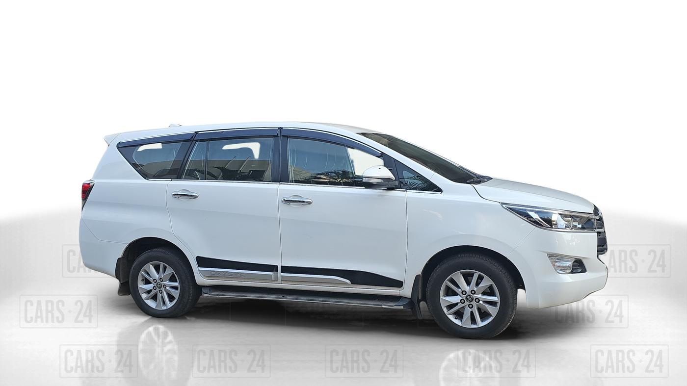 2016 Toyota Innova Crysta 2.4 G 7 STR, Diesel, Manual, 1,11,182 km, Right Side View