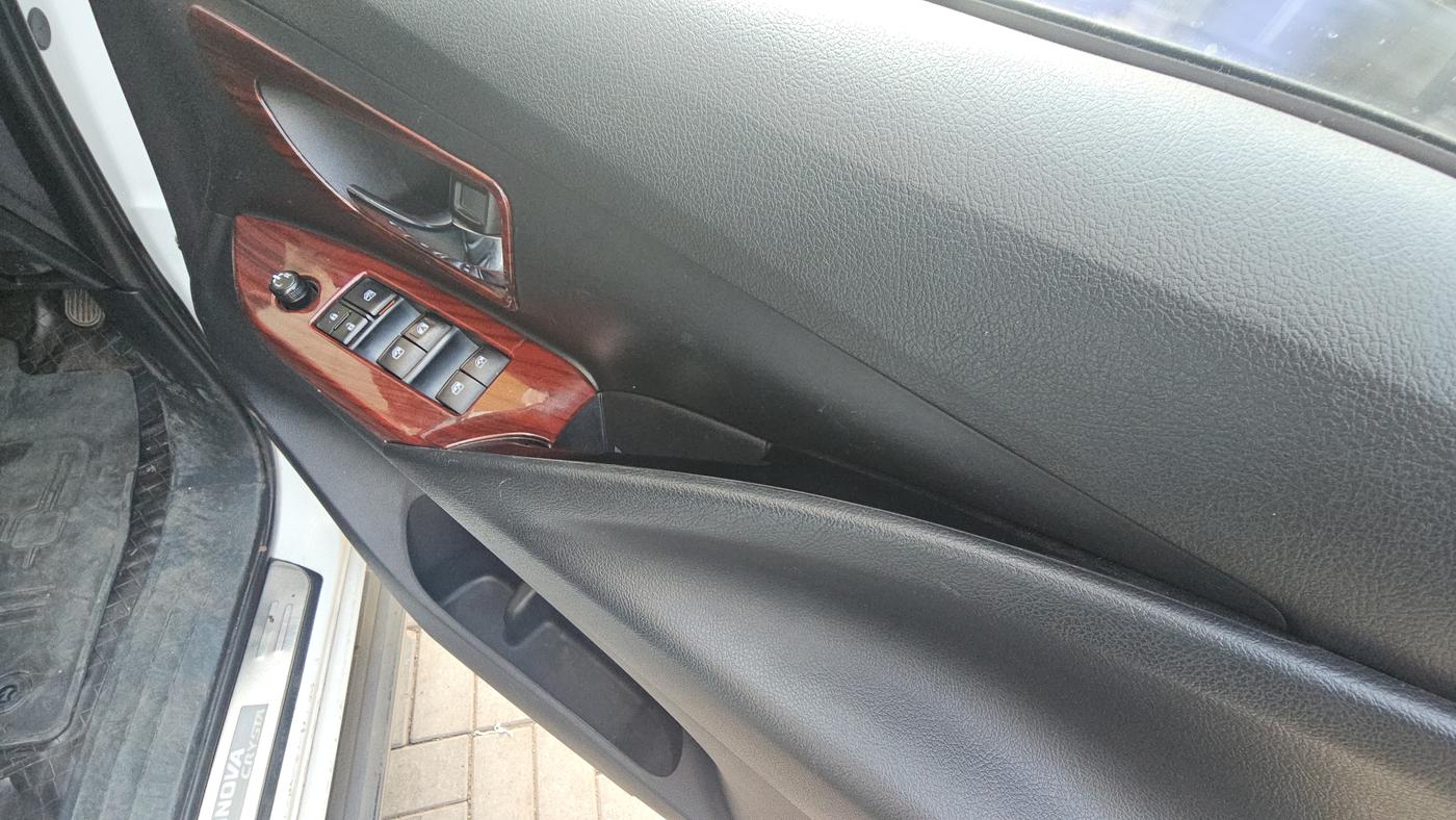 2016 Toyota Innova Crysta 2.4 G 7 STR, Diesel, Manual, 1,11,182 km, Driver Side Door Panel Controls