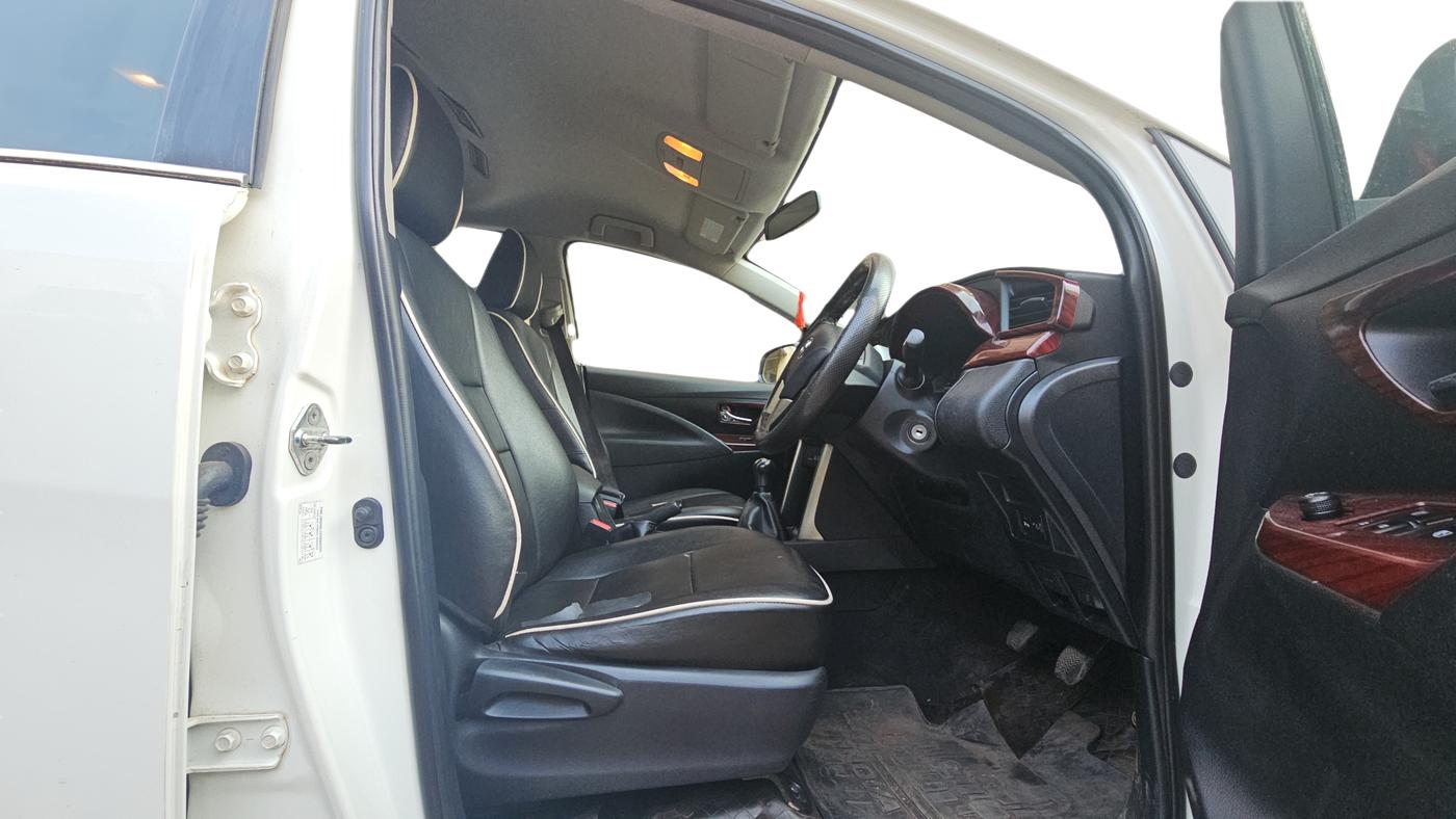 2016 Toyota Innova Crysta 2.4 G 7 STR, Diesel, Manual, 1,11,182 km, Right Side Front Door Cabin