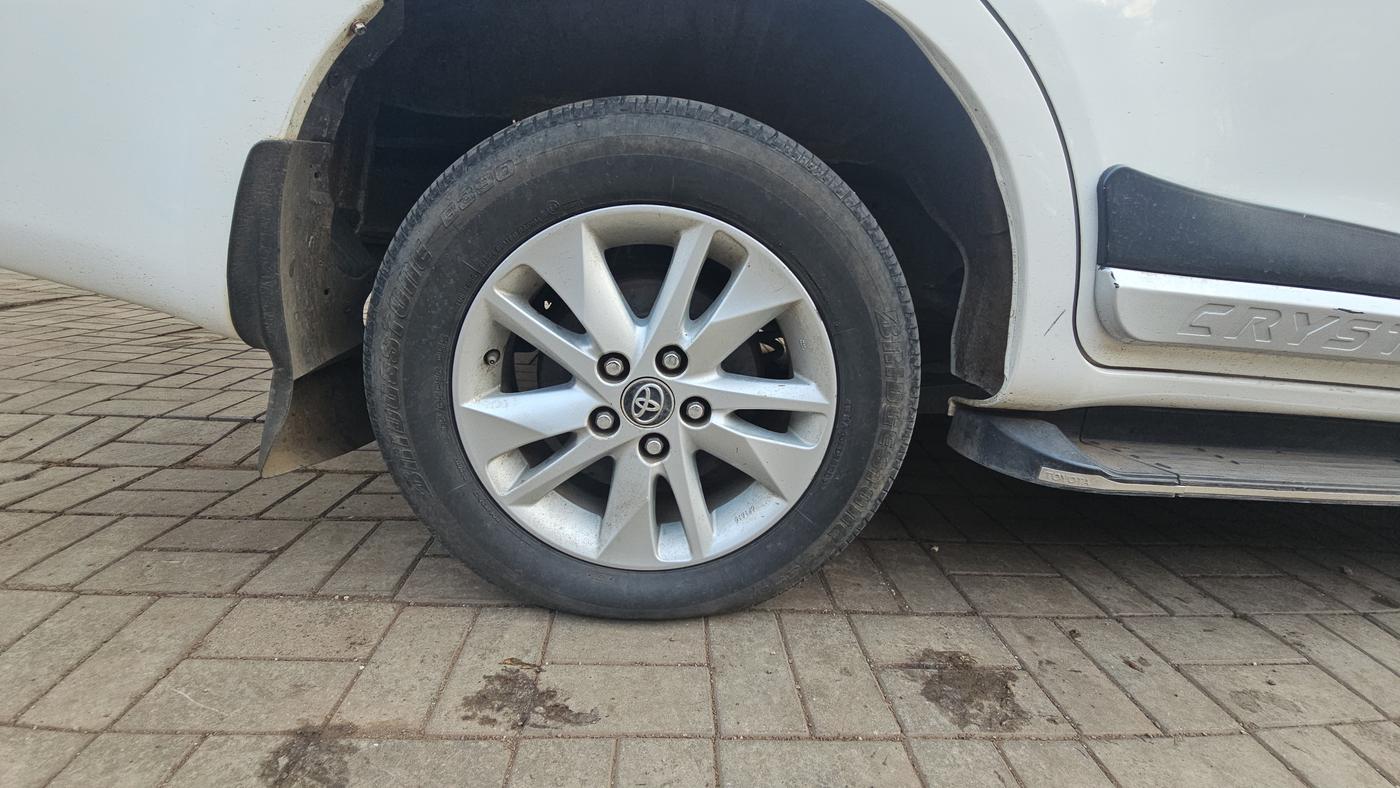 2016 Toyota Innova Crysta 2.4 G 7 STR, Diesel, Manual, 1,11,182 km, Right Rear Wheel