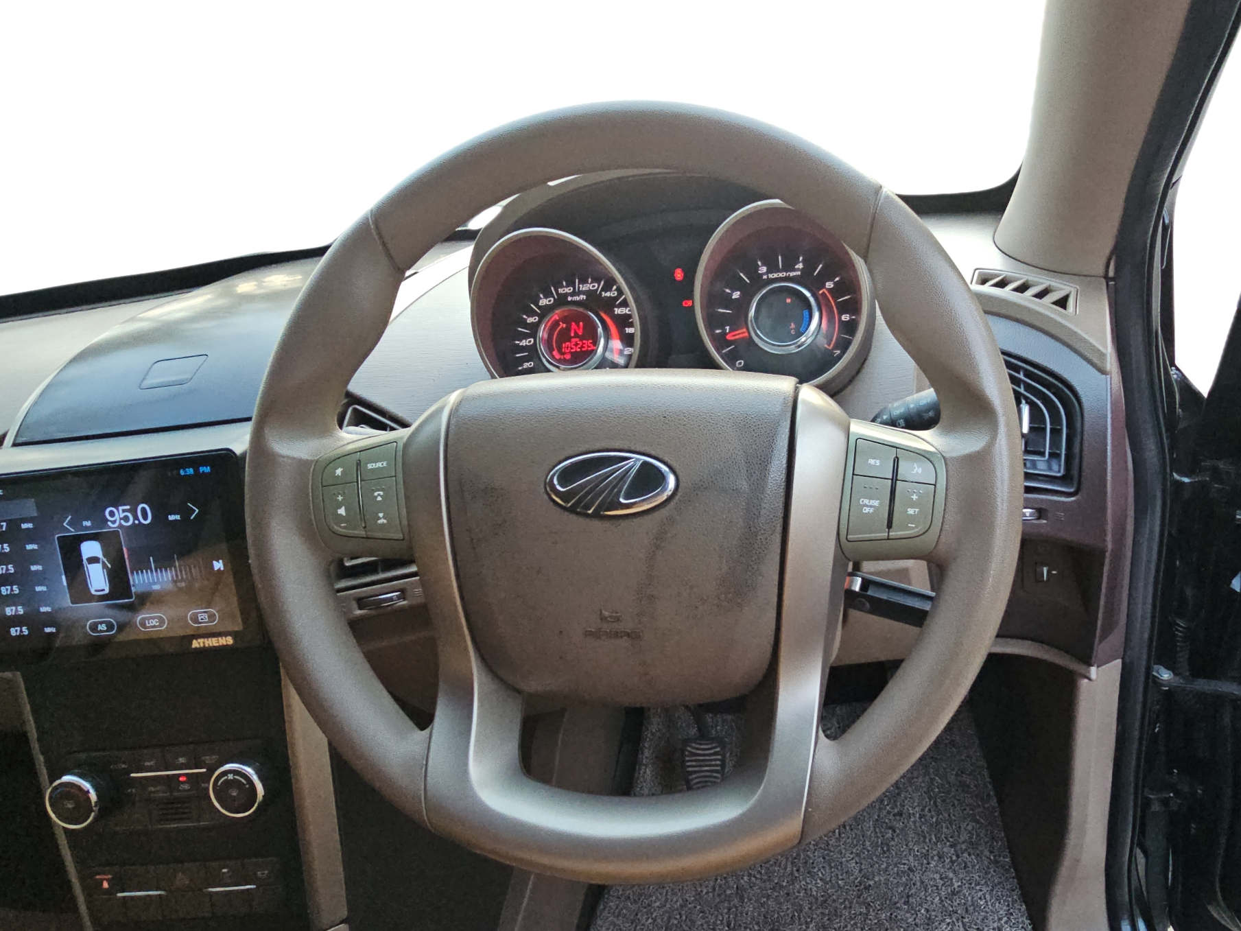 2012 Mahindra XUV500 W6, Diesel, Manual, 1,05,235 km, Steering Wheel Close Up