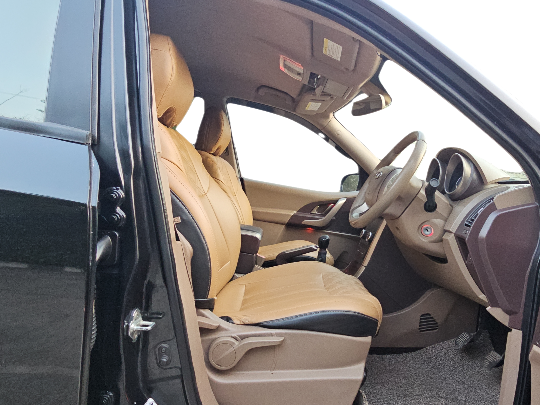 2012 Mahindra XUV500 W6, Diesel, Manual, 1,05,235 km, Right Side Front Door Cabin