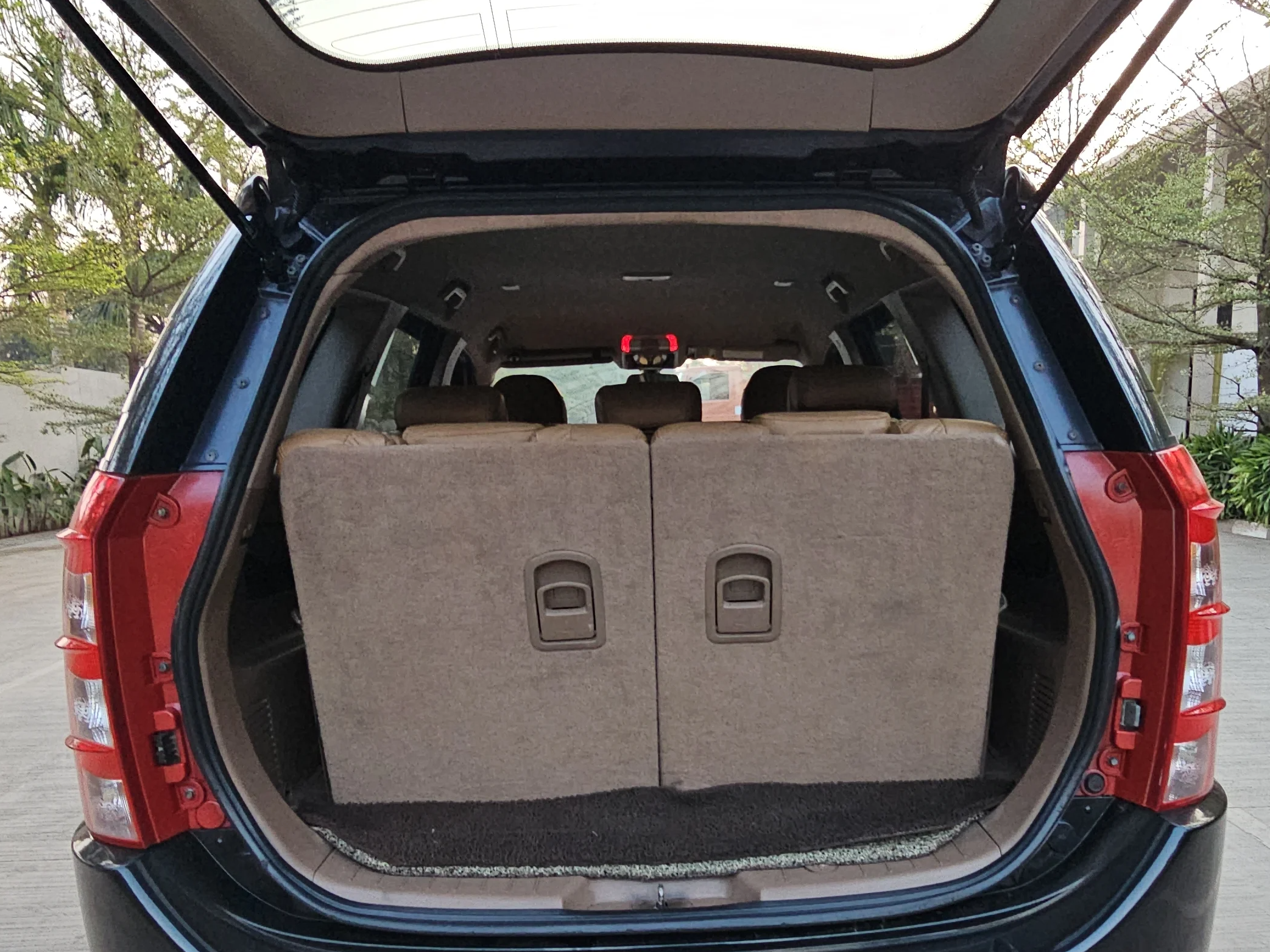 2012 Mahindra XUV500 W6, Diesel, Manual, 1,05,235 km, Boot Inside