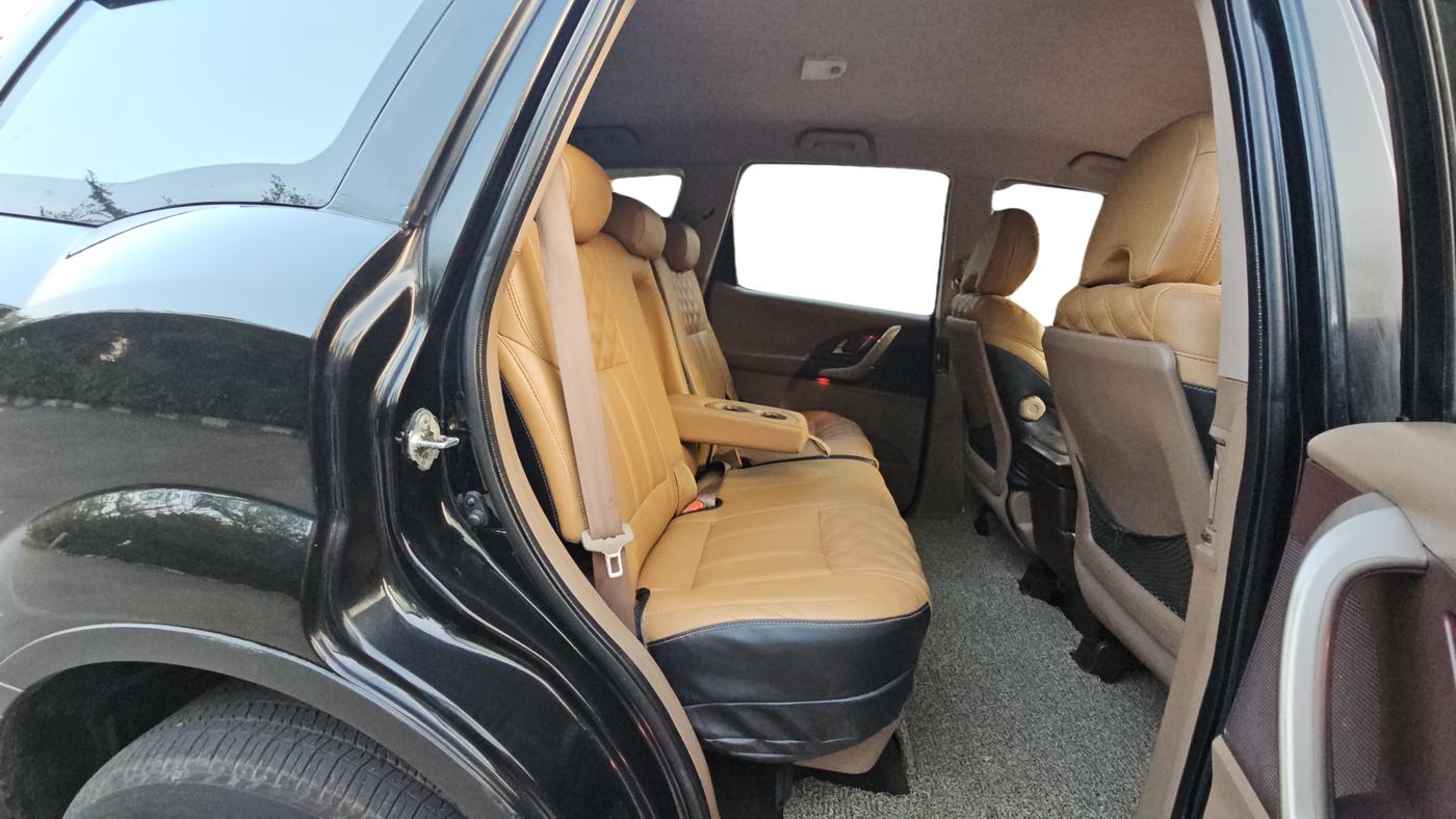 2012 Mahindra XUV500 W6, Diesel, Manual, 1,05,235 km, Right Side Rear Door Cabin