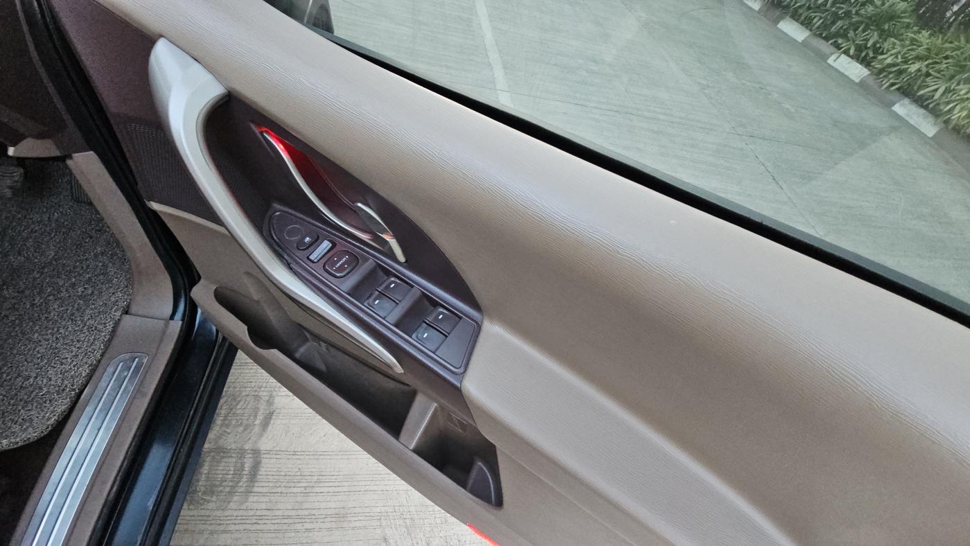 2012 Mahindra XUV500 W6, Diesel, Manual, 1,05,235 km, Driver Side Door Panel Controls